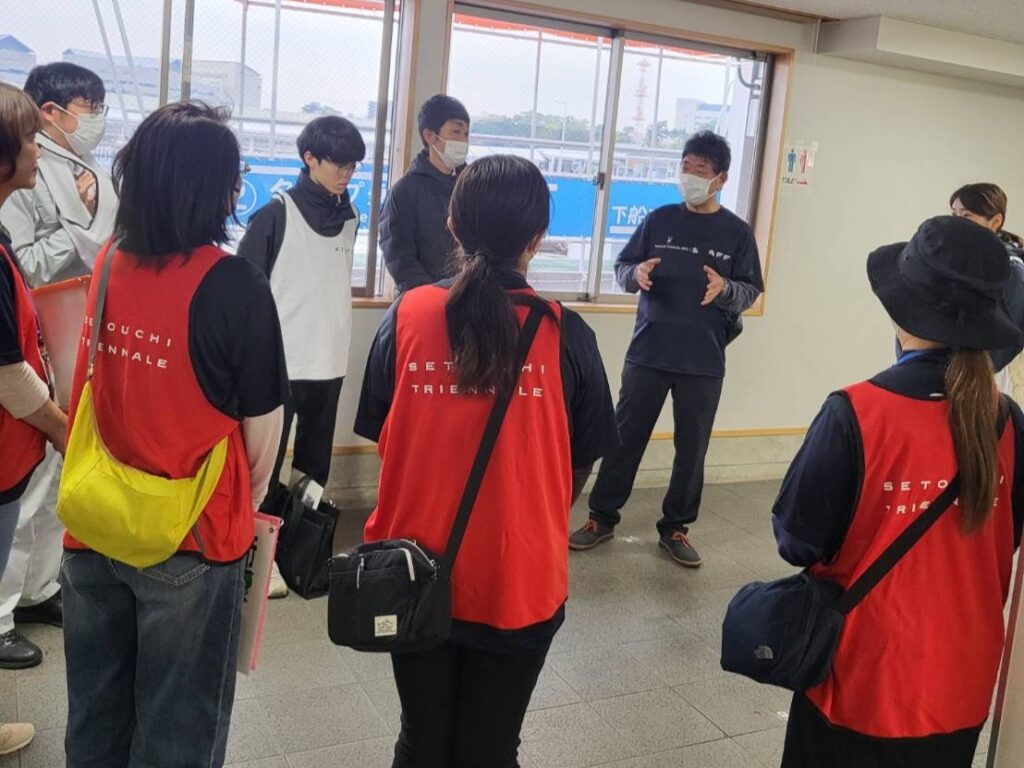 "瀬戸内国際芸術祭2025で業務前ミーティングを行うフジガード株式会社のスタッフ"