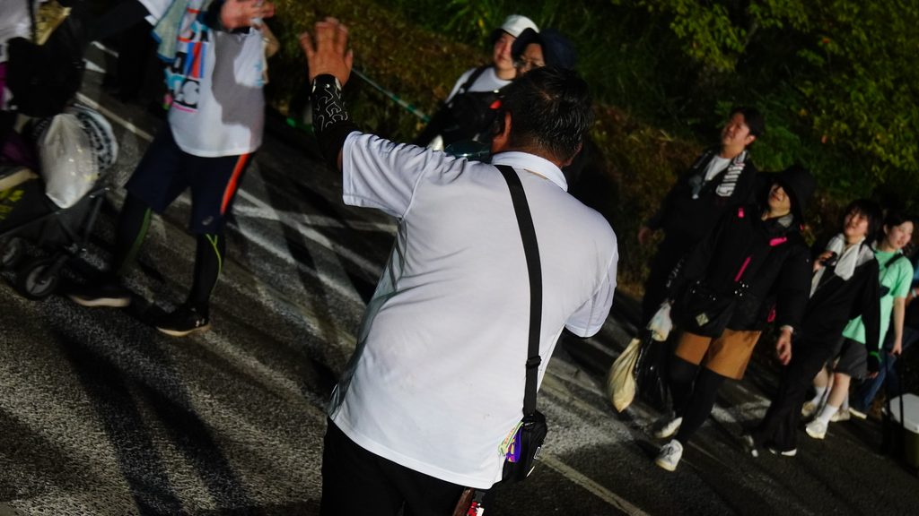 MONSTER baSH 2026で来場者に手を振る筆頭常務