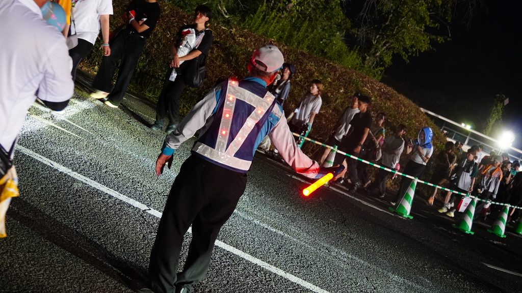 MONSTER baSH 2026で来場者の帰りを見守る警備員