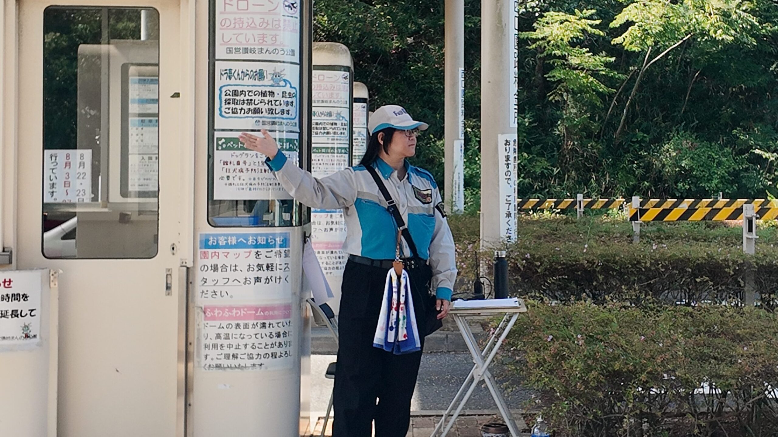 MONSTER baSH 2026で来場者を誘導する女性警備員