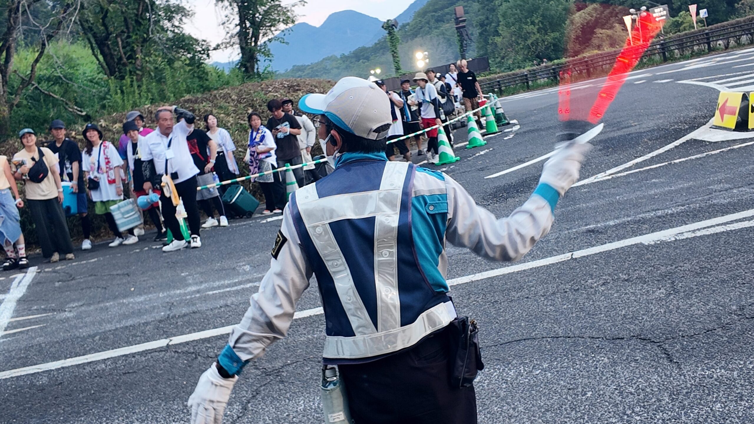 来場者の安全を確保する警備員
